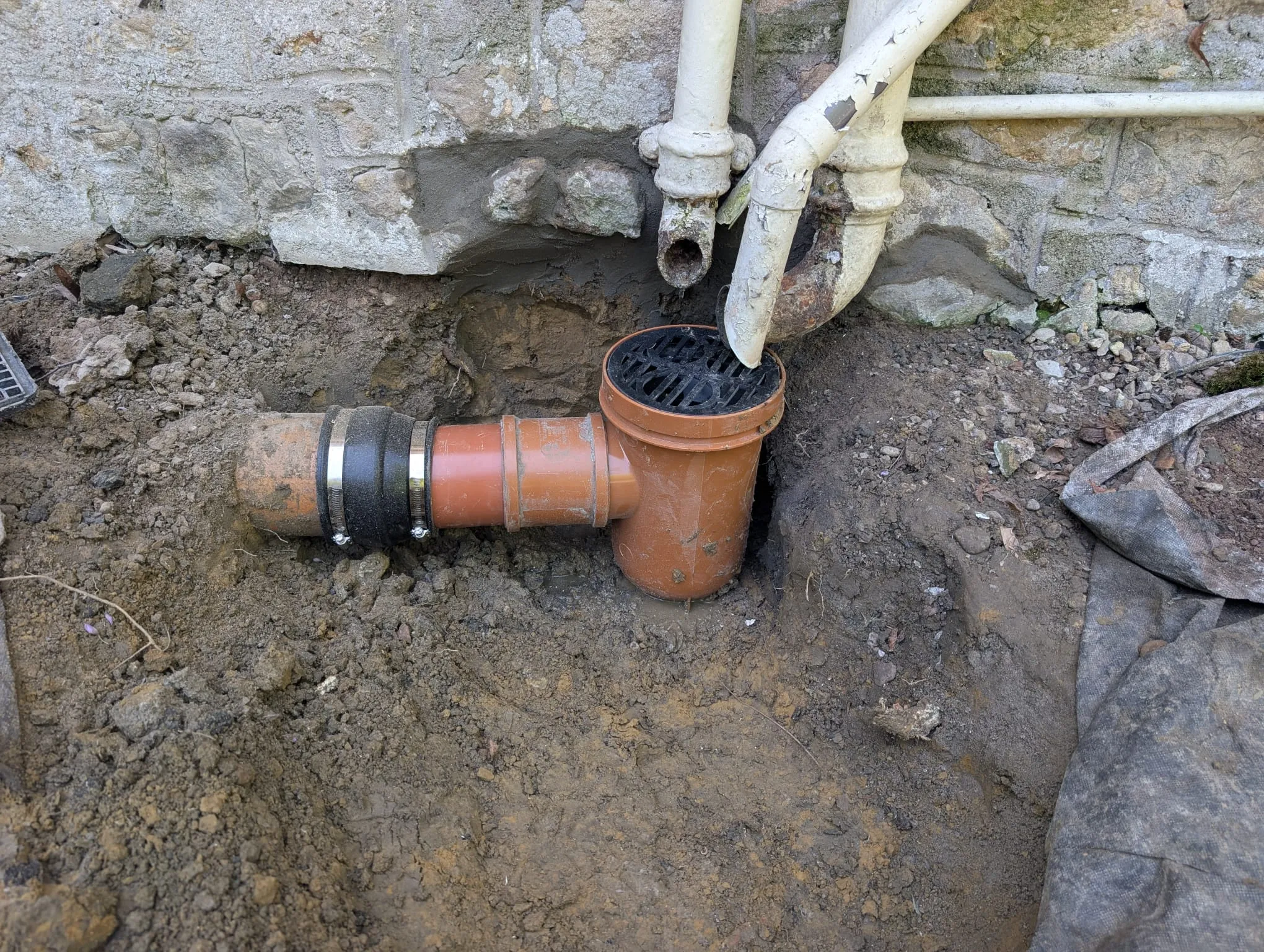 A pipe that is laying on the ground.